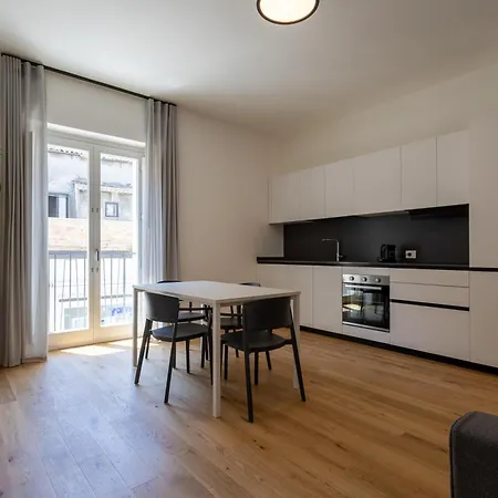 Palazzo Partenope 2 * فاستو